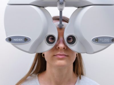 doctor-testing-patient-eyesight (1)