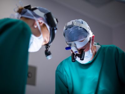 surgeons-wearing-surgical-loupes-while-performing-operation